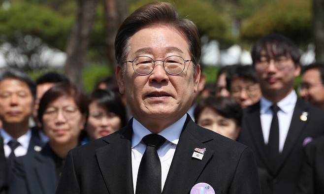 이재명 더불어민주당 대통령 후보가 지난 18일 광주 북구 국립5·18민주묘지에서 열린 5·18민주화운동 45주년 기념식에 참석한 뒤 취재진과 만나 질문에 답하고 있다. 연합뉴스