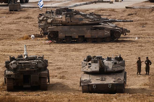 18일(현지시각) 이스라엘군 탱크가 이스라엘과 가자 국경 근처에 서 있다. 가자/로이터 연합뉴스