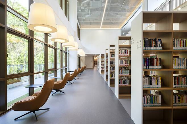 강동숲속도서관 종합자료실