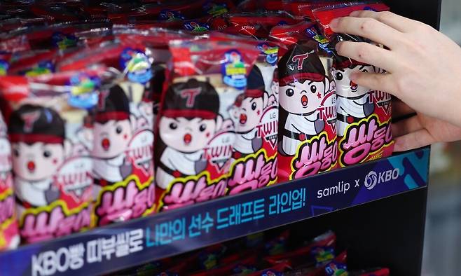 지난 3월24일 서울 송파구 잠실야구장 내 지에스(GS)25 편의점에서 관계자가 크보빵을 정리하고 있다. 연합뉴스