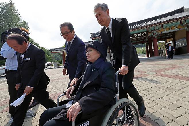 19일 광주광역시 국립5·18민주묘지에서 노태우의 부인 김옥숙씨와 아들 재헌씨가 참배를 마치고 이동하고 있다. 연합뉴스