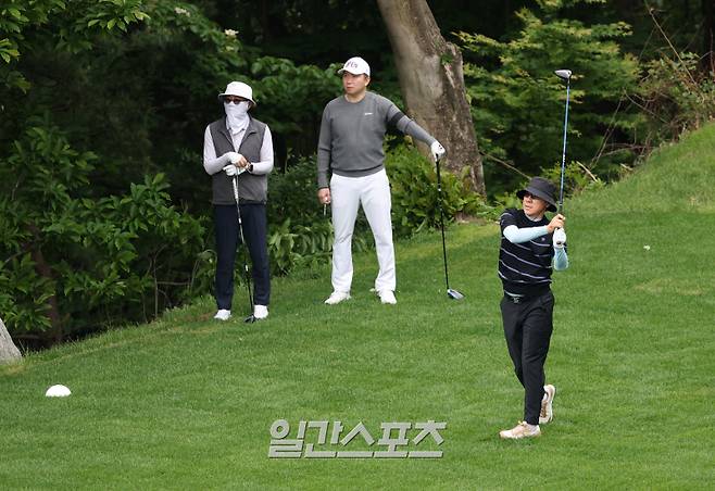 대한축구협회, 한국프로축구연맹, 울산 HD, 포항스틸러스가 주최하고 일간스포츠, 스포츠서울, 스포츠조선, 스포츠경향, 스포츠동아, 세계비즈앤스포츠월드 등 스포츠전문 미디어 6개사가 후원하는 ‘2025년 축구인 골프대회’가 19일 경기도 용인 코리아CC에서 열렸다. 신태용 축구협회부회장이 샷하고 있다. 용인=정시종 기자 capa@edaily.co.kr /2025.05.19.