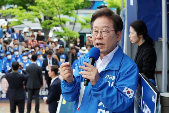 이재명 더불어민주당 대통령 후보가 16일 오후 전북 군산시 구시청광장에서 시민들에게 지지를 호소하고 있다. 공동취재