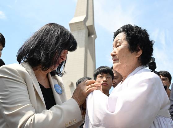 제45주년 5·18민주화운동 기념식이 열린 지난 18일 광주 북구 국립 5·18민주묘지에서 문재학 열사 어머니가 한국현대사연구회 소속 일본인 참배객과 슬픔을 나누고 있다. 뉴시스