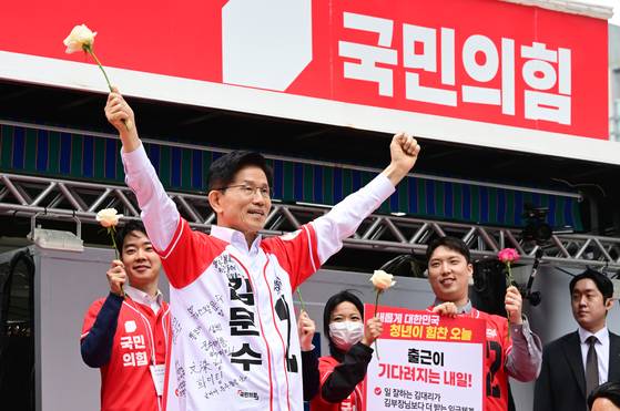 김문수 국민의힘 대선 후보가 19일 오전 서울 중구 청계광장에서 '청년이 바라는 대한민국' 정책 공약을 발표를 마친 뒤 두 팔을 들어 보이고 있다. 임현동 기자