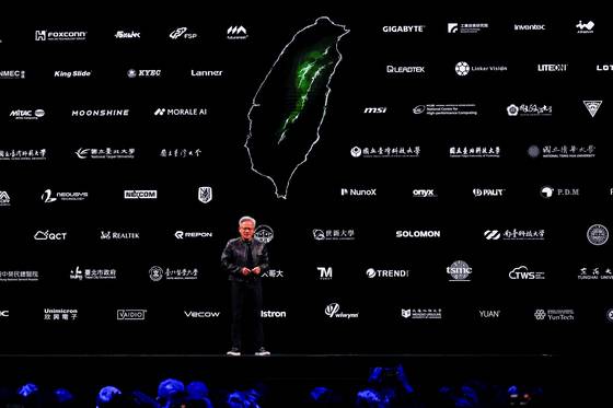 19일 대만 타이베이 뮤직센터에서 열린 '컴퓨텍스2025' 기조연설에서 젠슨 황 엔비디아 최고경영자(CEO)가 협력 파트너사들을 소개하고 있다. 로이터=연합뉴스