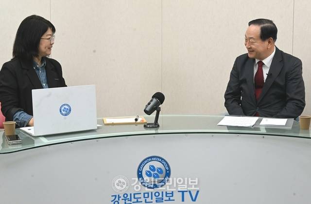 ▲ 한기호 국민의힘 강원선거대책위원회 총괄선대위원장이 19일 강원도민일보 스튜디오에서 박지은 정치부장과 6·3 대선 직격인터뷰를 하고 있다. 김정호 기자