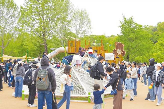GS건설이 서울 광진구 서울어린이대공원에 조성한 어린이 특화정원 ‘꿈틀꿈틀 정원놀이터’. /GS건설 제공