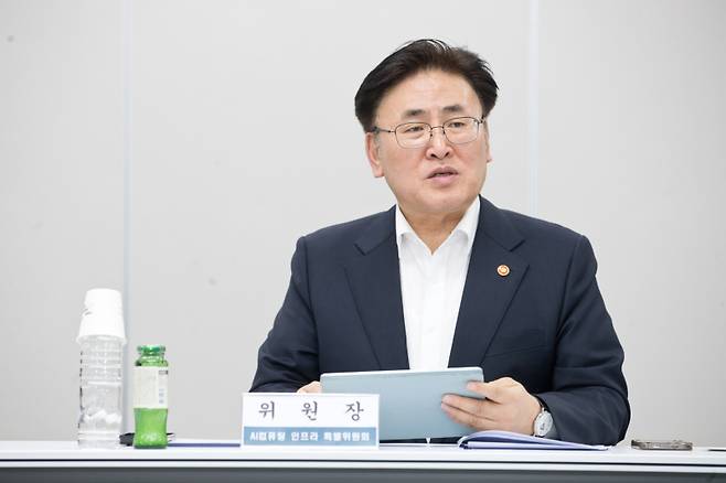 유상임 과학기술정보통신부 장관이 13일 서울 중구 서울스퀘어 국가인공지능위원회 회의실에서 열린 ‘제4차 AI컴퓨팅 인프라 특별위원회’에서 발언하고 있다. 과학기술정보통신부 제공