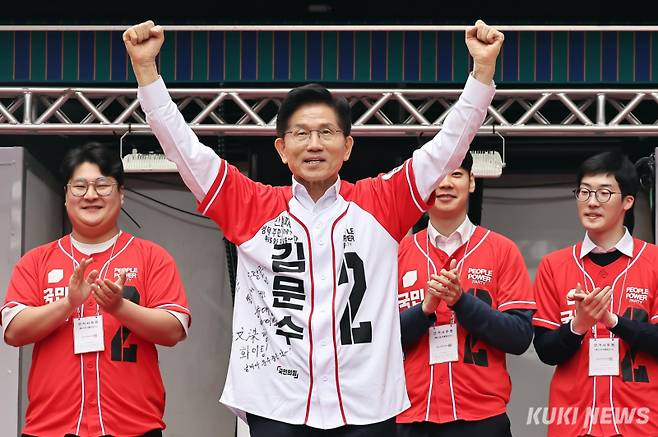 김문수 국민의힘 대선 후보가 19일 오전 서울 중구 청계광장에서 '청년이 바라는 대한민국' 정책 공약을 발표를 시작하면서 두 팔을 들어 보이고 있다.