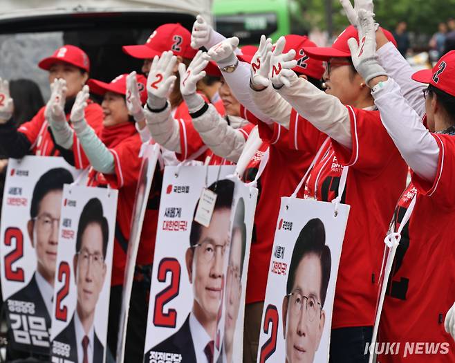 19일 서울 중구 청계광장 소라탑 앞에서 김문수 대선 후보를 지지하는 응원전이 펼쳐지고 있다.
