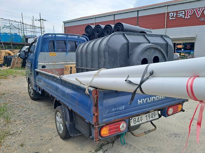 트럭은 아무리 무거운 짐을 실어도 불평이 없습니다. 가끔 자기를 본받으라며 말없이 가르쳐 줍니다.