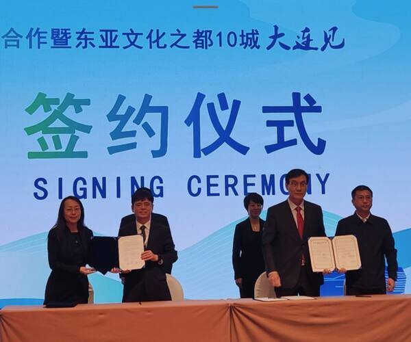 이동우 인천시 해양항공국장(오른쪽)이 션 메이나 대련시 문화여유국장과 크루즈 관광 활성화 업무협약을 하고 기념사진을 촬영하고 있다. 인천시 제공