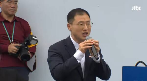 ▲최근 국민의힘을 탈당한 김상욱 의원이 지난 16일 이재명 민주당 대선후보의 전북 익산 유세 현장에서 즉석 지지 선언 연설을 하고 있다. 사진=JTBC 영상 갈무리