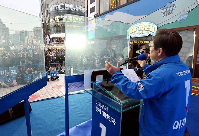 방탄 유리막서 유세하고 이재명 더불어민주당 대선 후보가 19일 서울 마포구 KT&G 상상마당 앞에서 선거 유세를 벌이고 있다. 이 후보의 유세 차량 연단에는 이날부터 3면에 걸쳐 방탄 유리막이 설치됐다. 김호영 기자