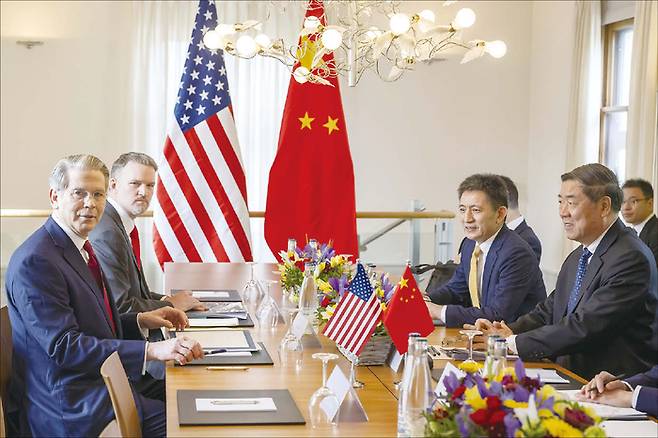 무역 전쟁을 벌이던 미국과 중국이 파국을 피했다. ‘탐색전’에 그칠 것으로 예상되던 첫 고위급 무역 협상에서 상호 간 관세율을 대폭 인하하기로 전격 합의했다. (AP=연합뉴스)