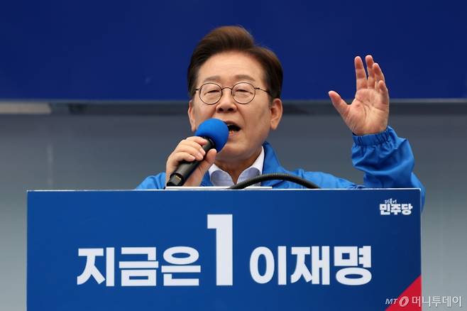 (광주=뉴스1) 이재명 기자 = 이재명 더불어민주당 대통령 후보가 17일 광주 서구 김대중컨벤션센터 광장에서 열린 집중유세에서 연설하고 있다. (공동취재)2025.5.17/뉴스1 Copyright (C) 뉴스1. All rights reserved. 무단 전재 및 재배포, AI학습 이용 금지. /사진=(광주=뉴스1) 이재명 기자