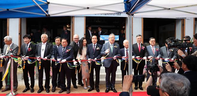 19일 주기철목사수난기념관 개관식 참석자들이 테이프 컷팅을 하고 있다./사진제공=경북 의성군