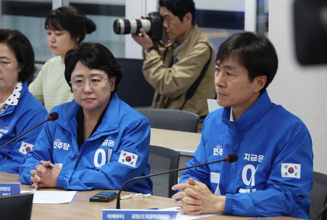 민주당 선거운동복을 입은 김선민(왼쪽) 조국혁신당 대표 직무대행과 한창민 사회민주당 대표가 16일 서울 여의도 더불어민주당사에서 열린 중앙선거대책위원회의에서 참석자들의 발언을 경청하고 있다. 뉴시스