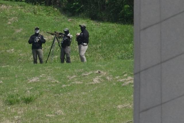 18일 광주 북구 국립 5·18 민주묘지에서 열린 제45주년 5·18 민주화운동 기념식에서 저격총으로 보이는 장비를 갖춘 경호 인력이 대기하고 있다. 공동취재단 연합뉴스