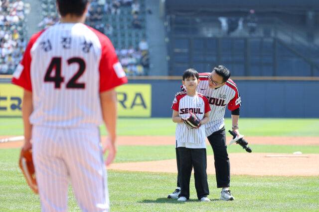 시구자와 시타자로 등장한 김진성의 두 아들./LG 트윈스