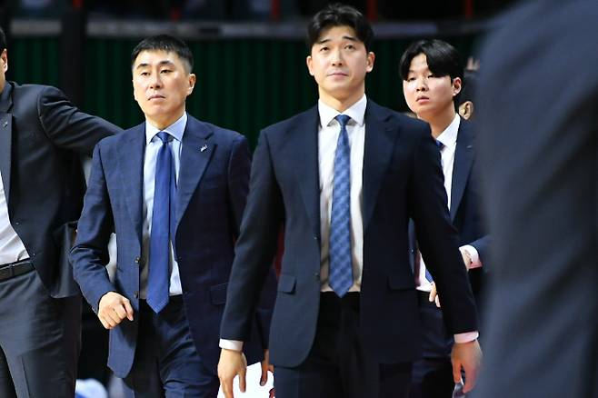 이상민 신임 감독과 신명호 코치. KBL