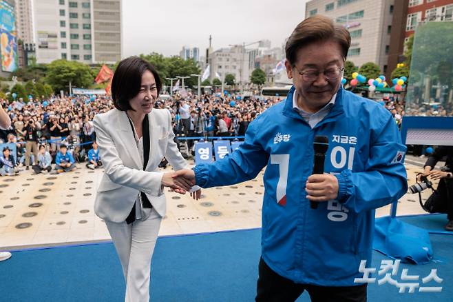 이재명 더불어민주당 후보가 19일 서울 영등포구 타임스퀘어에서 열린 유세에서 지지에 나선 허은아 전 개혁신당 손을 잡고 있다. 윤창원 기자