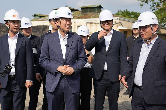 이준석 개혁신당 대선 후보가 19일 복합쇼핑몰 더현대 광주가 건립될 옛 전남.일신 방직 터를 방문해 시행사 관계자들과 얘기를 나누고 있다. 개혁신당 제공