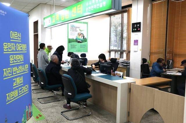 서울 마포구 서부면허시험장에서 노인들이 운전면허 반납을 신청하고 있는 모습. 사진은 기사의 특정 사실과 관련 없음. 연합뉴스