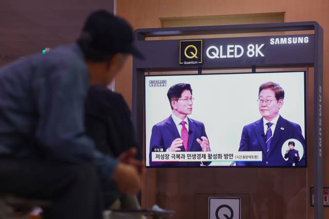 ▲18일 서울역 대합실에서 시민들이 제21대 대선 1차 후보자 토론회 중계방송을 지켜보고 있다. ⓒ연합뉴스