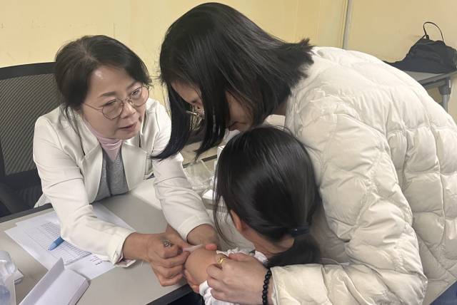 ▲서울시립 십대여성건강센터 '나는 봄'에서 봉사하는 전문의가 위기청소년을 진료하고 있다.ⓒ나는 봄 실무자 A 씨 제공