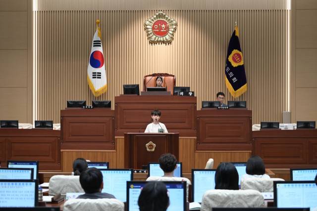 ▲경상북도의회가 운영하는 ‘청소년의회교실’에서 참가 학생들은 실제 도의회 본회의장과 유사한 환경에서 자유발언, 조례안 제안 및 찬반토론, 전자투표를 통해 안건을 처리하는 등 생생한 의정활동을 경험한다. ⓒ 경북도의회