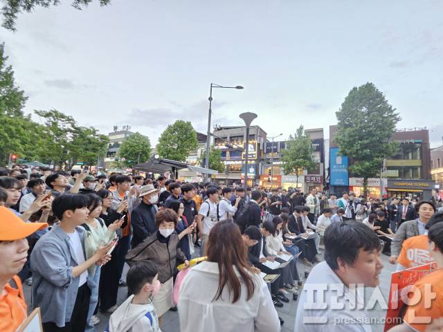 ▲19일 개혁신당 집중유세에서 이준석 후보의 연설을 듣고 있는 광주 시민들.2025.05.19ⓒ프레시안(김보현)