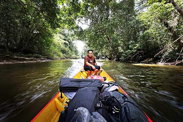 물루 피너클로 가는 과정은 꽤 길다. 먼저 국립공원 입구에서 롱보트를 타고 멜리나우 강을 1시간쯤 거슬러 올라야 한다.