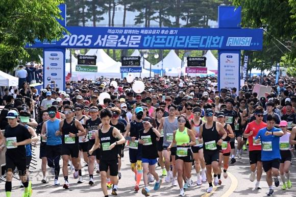 지난 17일 서울 마포구 월드컵공원 평화의광장에서 열린 ‘2025 서울신문 하프마라톤대회’에 참가한 선수들이 신호와 함께 힘차게 출발하고 있다. 이번 대회에는 초등학생부터 70대 할머니까지 3대가 함께 달린 대가족, 갓난아이가 탄 유모차를 끌고 달린 신혼부부 등 가족 단위 참가자가 유독 많았다. 도준석 전문기자