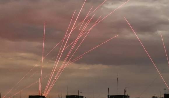 2024년 7월 31일 새벽, 우크라이나 방공망이 러시아 드론을 향해 사격하는 모습. 젤렌스키 우크라이나 대통령 텔레그램 캡처