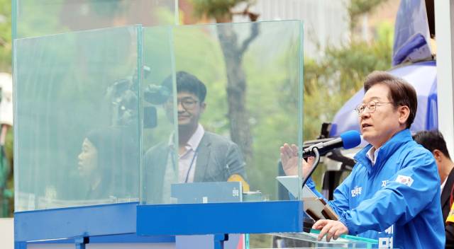 이재명 더불어민주당 대선 후보가 19일 서울 용산역 광장에서 방탄유리가 설치된 유세차량에 올라 지지를 호소하고 있다. 오승현 기자 2025.05.19