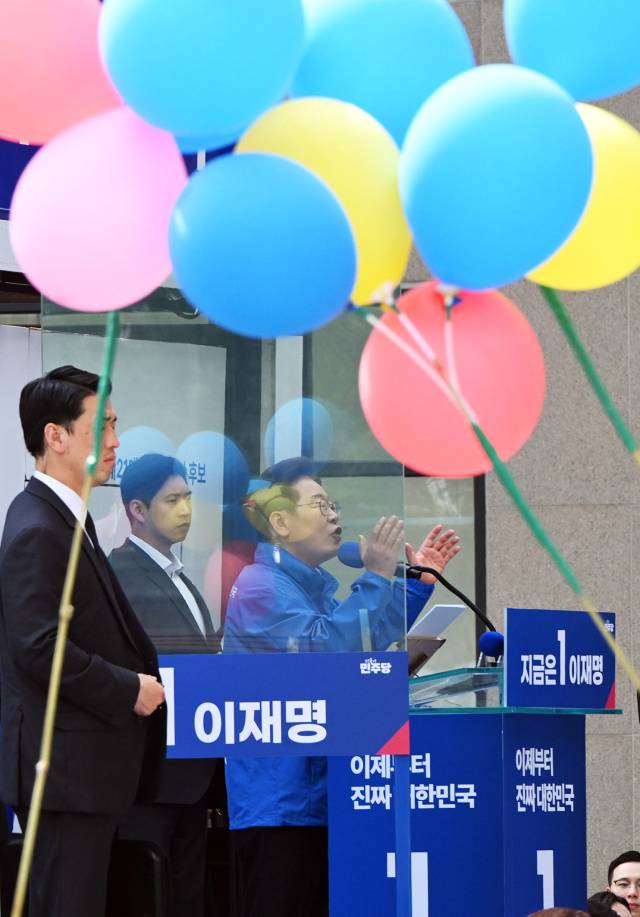 이재명 더불어민주당 대선 후보가 19일 서울 용산역 광장에서 방탄유리가 설치된 유세차량에 올라 지지를 호소하고 있다. 오승현 기자 2025.05.19