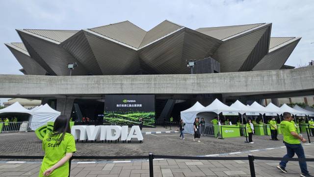 젠슨 황 엔비디아 최고경영자(CEO)의 ‘컴퓨텍스 2025’ 기조연설이 열린 19일(현지 시간) 대만 타이베이 뮤직센터 앞에 관계자들이 입장객을 맞을 준비를 하고 있다. 허진 기자