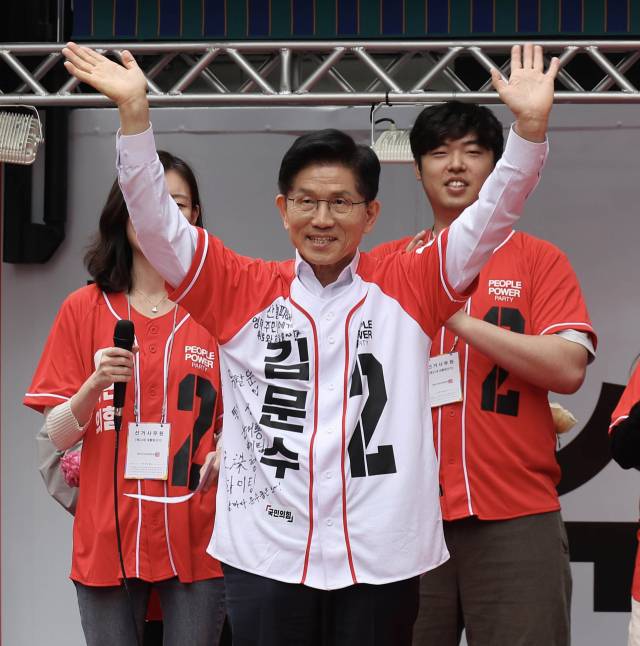 김문수 국민의힘 대선 후보가 19일 오전 서울 중구 청계광장에서 열린 “청년이 바라는 대한민국“ 정책공약에 참석해 인사하고 있다. 오승현 기자