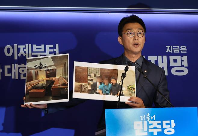 더불어민주당 노종면 선대위 대변인이 5월19일 서울 여의도 당사에서 "윤석열 전 대통령의 내란 혐의 사건 재판장인 지귀연 서울중앙지법 부장판사가 유흥업소에서 접대받았다"라는 의혹을 제기하며 관련 사진을 공개하고 있다. ⓒ연합뉴스