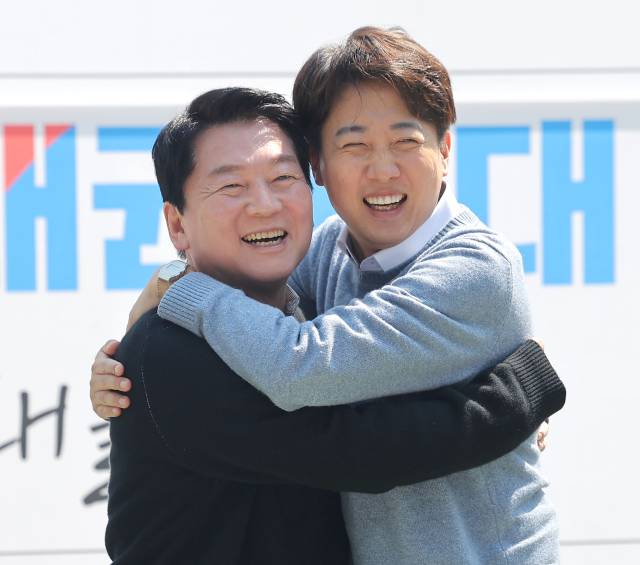 4월25일 경기도 성남시 판교 테크노밸리 광장에서 열린 AI(인공지능)를 주제로 한 토크 콘서트에서 이준석 개혁신당 대선 후보(오른쪽)와 안철수 국민의힘 의원이 포옹하고 있다. ©연합뉴스