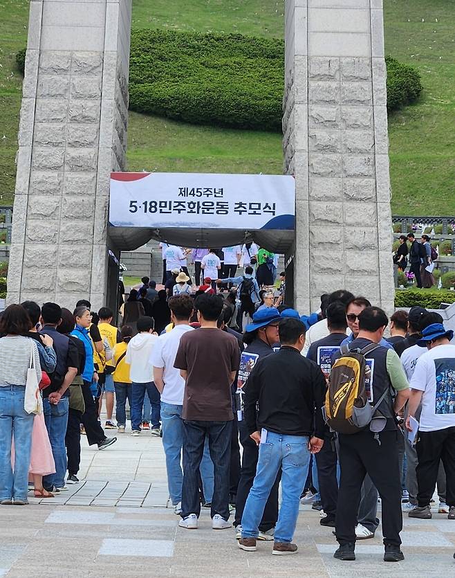 17일 오전 광주 북구 운정동 국립 5·18 민주묘지. 전국 각지에서 찾아온 참배객들로 하루 종일 붐볐다. 참배객들이 헌화, 분향하기 위해 추모탑 앞에서 줄서 차례를 기다리고 있다. ⓒ시사저널 정성환