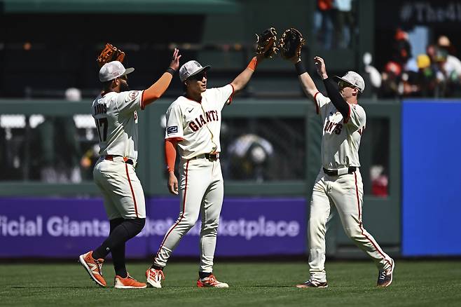 이정후(가운데)와 샌프란시스코 선수들이 19일 애슬레틱스전 승리 후 기뻐하고 있다. AP연합뉴스