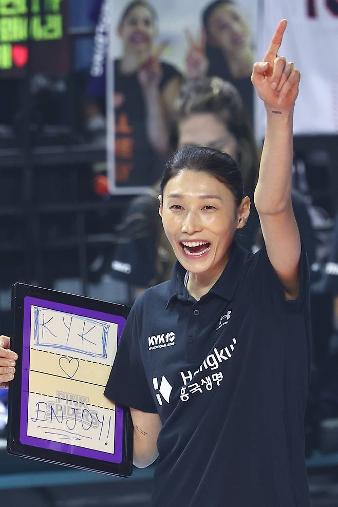 김연경이 지난 18일 인천 삼산월드체육관에서 열린 ‘KYK 인비테이셔널 2025’ 둘째 날 경기에서 비공식 감독 데뷔전을 치렀다. 연합뉴스