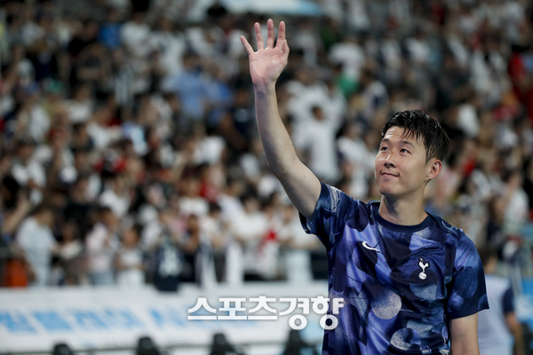 토트넘 손흥민이 지난해 쿠팡플레이 시리즈로 국내에서 경기를 치른 뒤 팬에게 손을 흔들고 있다. 문재원 기자