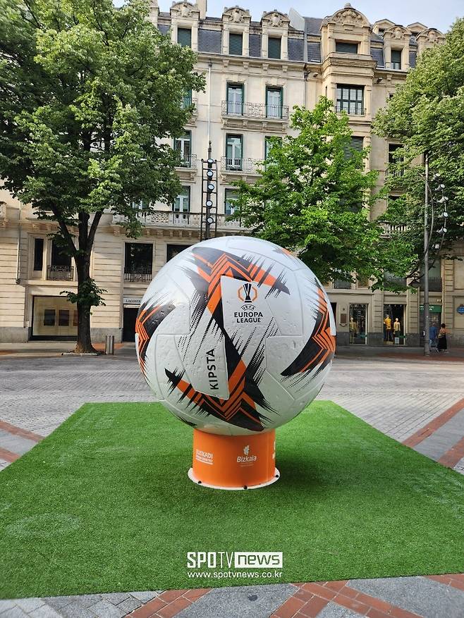 ▲ 토트넘 홋스퍼-맨체스터 유나이티드의 2024-25 유럽축구연맹 유로파리그(UEL) 결승전이 열리는 스페인 빌바오 시내 곳곳에는 관련 조형물이 설치 됐다.