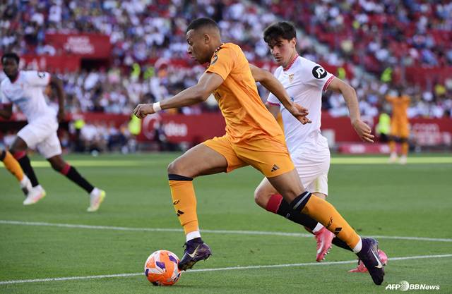 경기에 집중하는 킬리안 음바페(왼쪽). /AFPBBNews=뉴스1