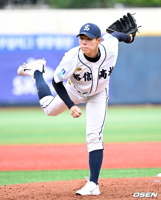 유신고 신재인이 19일 목동야구장에서 펼쳐진 성남고와 황금사자기 결승전에서 역투하고 있다.