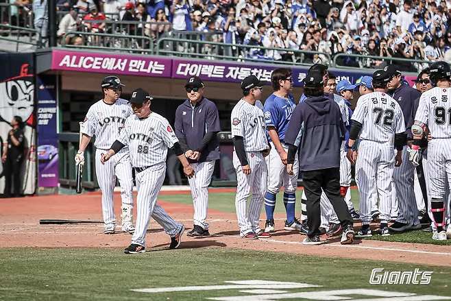 김태형 롯데 자이언츠 감독이 18일 부산 사직야구장에서 열린 2025 신한 SOL Bank KBO리그 삼성 라이온즈와의 팀 간 6차전에서 5회말 삼성 투수 양창섭이 윤동희에게 위협구를 던지자 그라운드로 나와 항의했다. 사진 롯데 자이언츠